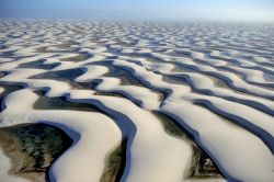 Panorama dall'alto del Lencois Maranhenses National Park (Brasile): siamo nello stato del Maranhao che ospita un'area naturale protetta estesa per circa 155 mila ettari. Il parco comprende ...