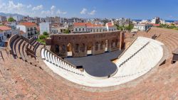 Panorama dall'alto del teatro Odeon a Patrasso, Grecia: venne costruito dai romani nel I° secolo su una preesistente struttura greca. 
