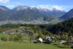 Panorama dall'alto della città di Bludenz con la valle di Klostertal, Vorarlberg, Austria. Questa pittoresca località sorge al crocevia di cinque valli alpine.
