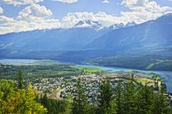 Panorama dall'alto della città di Revelstoke con le Canadian Rockies sullo sfondo, British Columbia, Canada.
