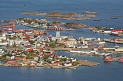 Panorama dall'alto della città di Svolvaer, Norvegia. Siamo sulle Lofoten, arcipelago norvegese con una superficie di quasi 1300 km quadrati.
