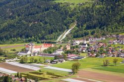 Panorama dall'alto della cittadina di Stams, Tirolo, Austria. Situata nella valle Inntal, questa località dista circa 35 km da Innsbruck.

