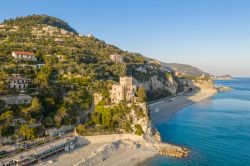 Panorama dall'alto della costa di Finale Ligure, Savona: considerato fra i borghi più belli d'Italia, ospita un antico nucleo medievale e alcune delle più belle spiagge ...