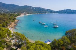 Panorama dall'alto della spiaggia di Layet e Cavaliere nei pressi di Le Lavandou, Francia. Una bella veduta del litorale affacciato sul Mediterraneo. 
