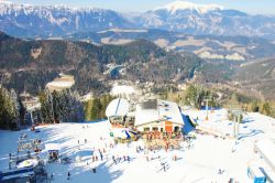 Panorama dall'alto della stazione sciistica di Semmering, Austria. Qui si sono svolte numerose prove della Coppa del Mondo di sci alpino - © Taste it / Shutterstock.com