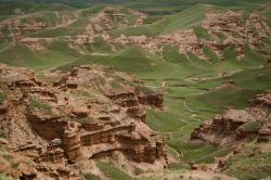 Panorama dall'alto della Valle Narman, Erzurum, Turchia, con le pittoresche formazioni rocciose rossastre.

