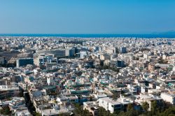 Panorama dall'alto di Atene e del porto del Pireo, Grecia.
