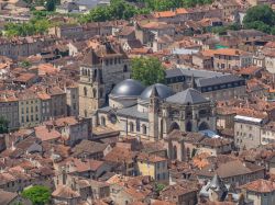 Panorama dall'alto di Cahors, capitale del dipartimento del Lot, Francia: dedicato a Santo Stefano, quest'imponente edificio religioso costruito a partire dal 1112 è un interessante ...