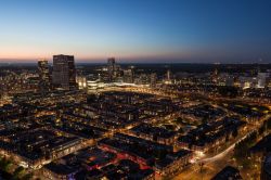 Panorama dall'alto di Den Haag by night, Olanda. Ricca di storia e tradizioni, L'Aia è anche la città perfetta per fare shopping.

