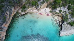 Panorama dall'alto di Happy Bay, Anguilla. E' una delle spiagge più belle dei Caraibi, circondata da una natura selvaggia e lambite da acque trasparenti e cristalline.
