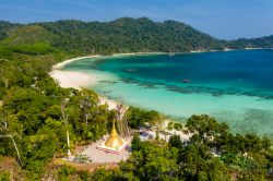 Panorama dall'alto di una pagoda su una spiaggia tropicale a Great Swinton Island, arcipelago di Mergui (Myanmar).

