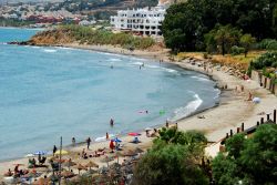 Panorama dall'alto di una spiaggia di Estepona con turisti in relax al sole, Malaga, Spagna - © Caron Badkin / Shutterstock.com