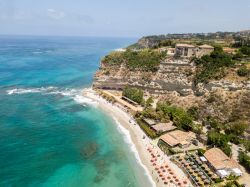 Panorama dall'alto di una spiaggia di Ricadi con il villaggio di Torre Marino, provincia di Vibo Valentia (Calabria).

