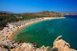 Panorama dall'alto di Vai Beach nella prefettura di Lassithi, Creta (Grecia): siamo nei pressi della città di Sitia. La spiaggia è nota in tutto il mondo per la sua foresta ...