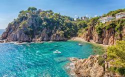 Panorama dei giardini di Mar i Murtra nella cala di Sa Forcanera a Blanes, Costa Brava, Spagna.
