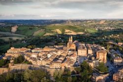 Panorama del borgo di Mondavio nelle Marche. Fra i borghi più belli d'Italia, Mondavio permette di fare un tuffo nel passato fra duchi e duchesse in perfetto stile rinascimentale.
 ...