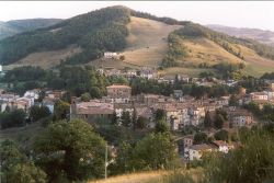 Panorama del centro di Apecchio nelle Marche - © Riccardo.helg - CC BY-SA 3.0 - Wikipedia