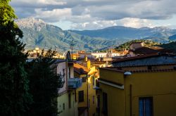 Panorama del centro di nuoro e le montagne della Sardegna