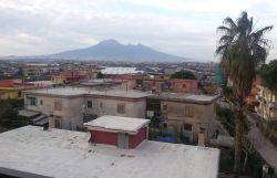 Panorama del centro di Sant'Antonio Abate e il Vesuvio sullo sfondo - © Emmanuele99, Wikipedia