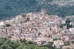 Panorama del centro storico di Pettineo tra i monti Nebrodi in Sicilia