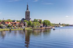 Panorama del fiume Demer e della torre della chiesa di Santo Stefano a Hasselt, Belgio. 
