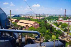 Panorama del Fundidora Industrial Park a Monterrey, Messico. Questo parco pubblico situato a est della città è un interessante museo del patrimonio industriale. Un tempo fonderia ...
