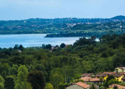 Panorama del lago di Varese da Fignano, provincia di Varese, Lombardia. Siamo in una zona di riserva naturale con paludi, fitta vegetazione acquatica, canneti, salici e ontani - © 338982287 ...