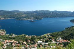 Panorama del lago d'Orta a Pella in Piemonte