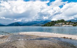 Panorama del Lago Maggiore da Laveno Mombello, Lombardia. Le acque cristalline del Verbano, il secondo per superficie in Italia: il nome "Maggiore" deriva dal fatto di essere il più ...