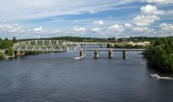 Panorama del lago Pihlajavesi con il ponte ferroviario che lo attraversa, Savonlinna (Finlandia).

