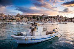 Panorama del litorale di Sciacca, Sicilia, con le case e il porto sullo sfondo - © robertonencini / Shutterstock.com
