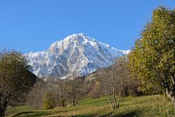 Panorama del Monte Bianco, Valle d'Aosta, Italia. Un suggestivo scorcio del Bianco, la montagna più alta delle Alpi, d'Italia, di Francia e dell'Europa centrale.
