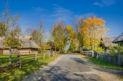 Panorama del museo etnografico di Kaunas in autunno, Lituania. Qui i visitatori possono immedesimarsi nella vita quotidiana della provincia rurale lituana del XVIII° e XIX° secolo.



 ...