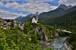 Panorama del ponte e della chiesa del villaggio di Scuol, Svizzera. Siamo nel Cantone dei Grigioni, il più grande e orientale dei 26 presenti in Svizzera.

