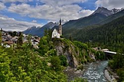 Panorama del ponte e della chiesa del villaggio di Scuol, Svizzera. Siamo nel Cantone dei Grigioni, il più grande e orientale dei 26 presenti in Svizzera.

