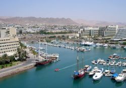 Panorama del porto di Eilat nel sud di Israele, sul Mar Rosso. Il paese registra una crescita media annua del 4% delle merci che transitano per i suoi porti fra cui proprio quello di Eilat - Tango7000, ...