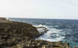 Panorama del Shete Bokas Natural Park a Curacao, Antille olandesi. Quest'area protetta inizia a Boka Tabla; si può camminare lungo le scogliere calcaree ammirando una vista mozzafiato ...