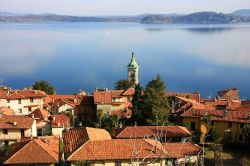 Panorama del villaggio di Belgirate e il Lago Maggiore, versante piemontese - © Alessandro Vecchi - CC BY-SA 3.0, Wikipedia