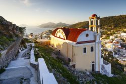 Panorama del villaggio di Pandeli nelle prime ore della mattina, isola di Lero, Grecia.



