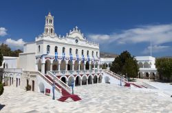 Panorama della chiesa della Panagia Evangelistria sull'isola di Tino, Grecia.
