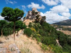 Panorama della chiesa di Santa Maria di Loreto a Petralia Soprana, Sicilia. Un viale alberato conduce sulla cima del villaggio fra le Madonie.



