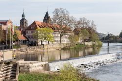 Panorama della città di Hameln, Germania. Accoccolata fra le dolci colline dell'altopiano del Weser, questa graziosa cittadina tedesca è perfetto punto di partenza per passeggiate, ...