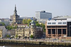 Panorama della città di Newcastle upon Tyne affacciata sul fiume, Inghilterra.



