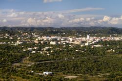 Panorama della città di Sao Bras de Alportel, Portogallo. Una suggestiva immagine di questa località dell'Algarve immersa nella natura rigogliosa.
