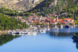 Panorama della città di Skradin sul fiume Krka, Dalmazia, Croazia. Adagiata sulla sponda destra del Krka, questa località vanta un ricco patrimonio storico e culturale. 
