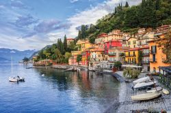 Panorama della città di Varenna sul lago di Como, Lombardia. - © Boris Stroujko / Shutterstock.com