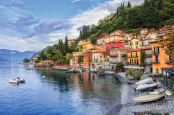 Panorama della città di Varenna sul lago ...