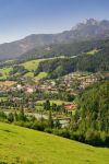 Panorama della città di Werfen nella valle del fiume Salzach, Austria. Sullo sfondo le Alpi Berchtesgaden la cui vetta più elevata, l'Hochkonig, raggiunge i 2941 metri sul ...