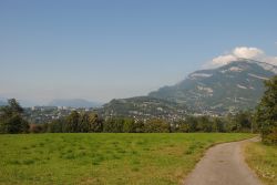 Panorama della città e della montagne di Chambery, Savoia, Francia. Siamo nella regione Alvernia-Rodano-Alpi dove questa città è base ideale per scoprire laghi alpini e ...