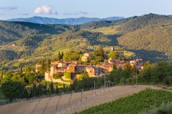 Panorama della città in pietra di Montefioralle al tramonto, Toscana. Frazione di Greve in Chianti, in provincia di Firenze, il borgo ha pianta a forma ellittica con una strada radiale ...